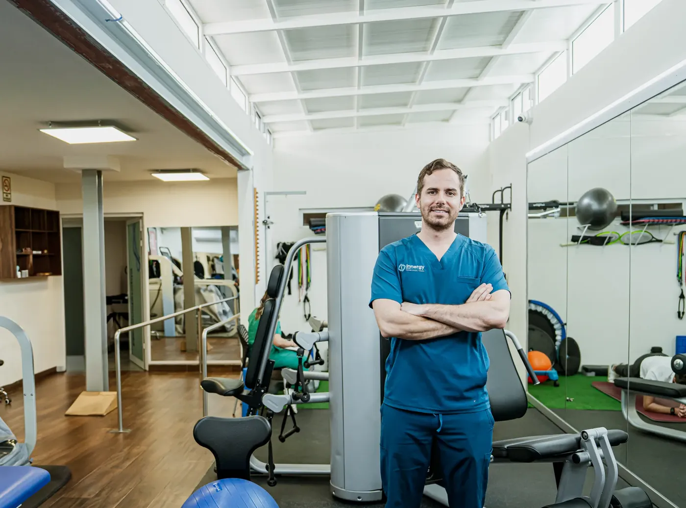 LFT. Andrés Castañón Mora en el gimnasio de rehabilitación