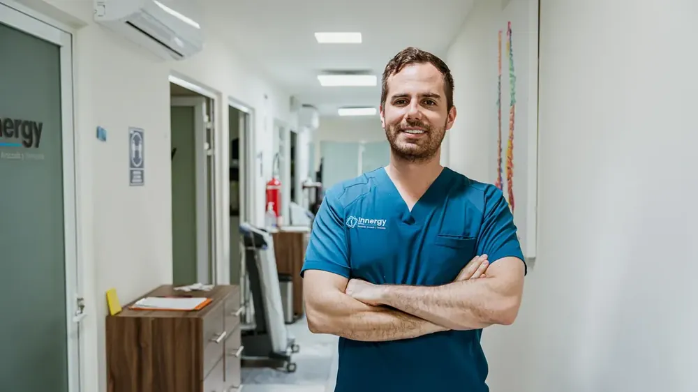 LFT. Andrés Castañón Mora en el pasillo de la clínica