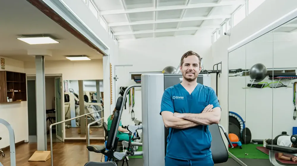 LFT. Andrés Castañón Mora en el gimnasio de rehabilitación