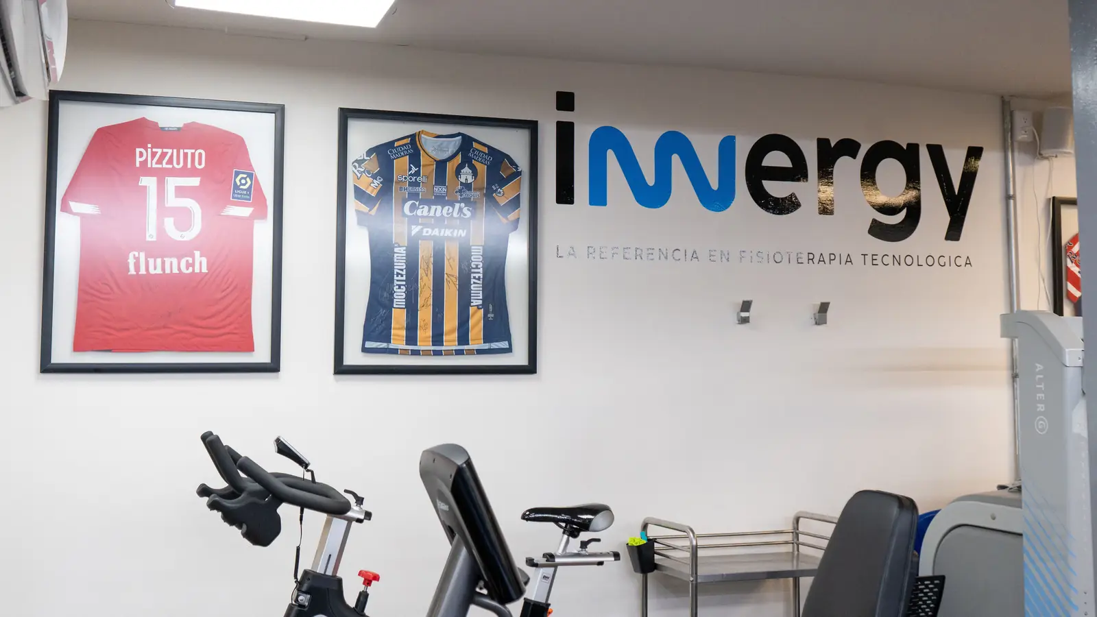 Sala de Innergy en San Luis Potosí con el logotipo de la clínica