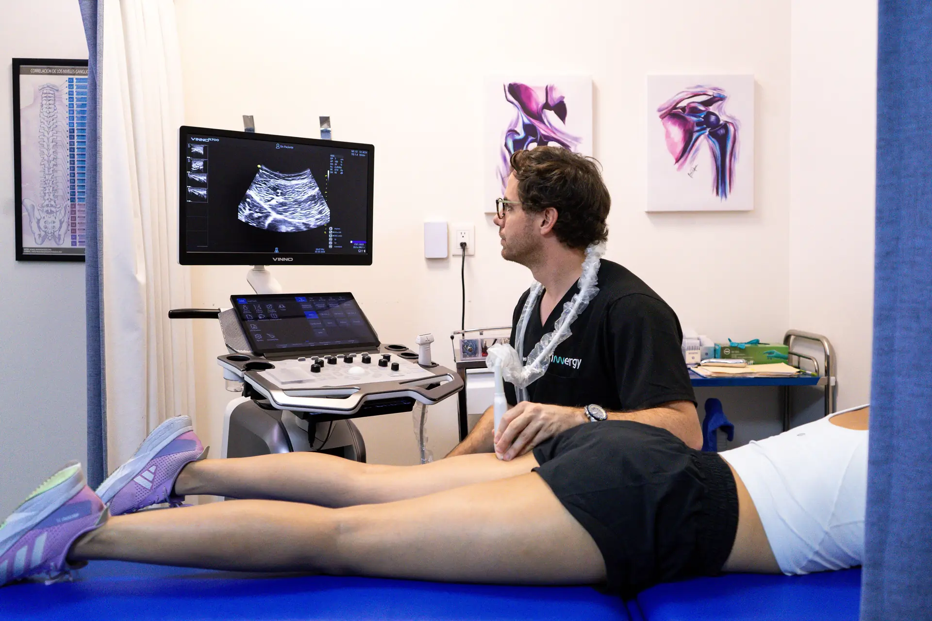 LFT. Andrés Castañón Mora realizando una ecografía musculoesquelética