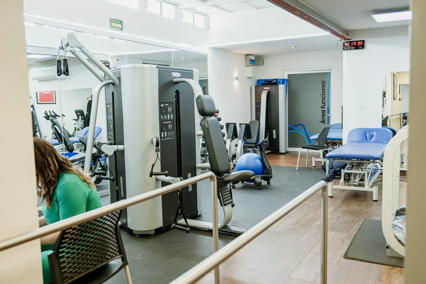 Sala de aparatos con barras paralelas para el trabajo de marcha