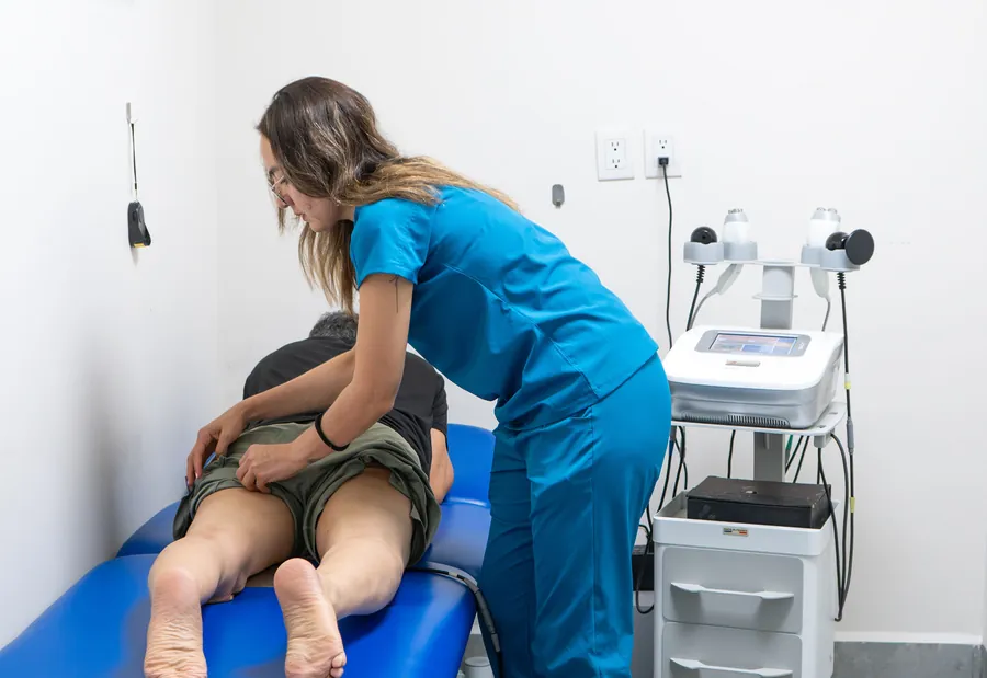 Fisioterapeuta de Innergy tratando la espalda de un paciente en cabina