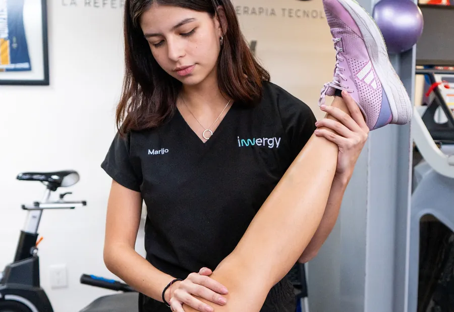 Fisioterapeuta de Innergy realizando terapia manual en la pierna de una paciente